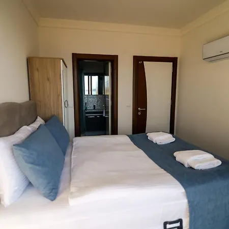 Charming With Lovely View And Shared Pool In Semesterbostad